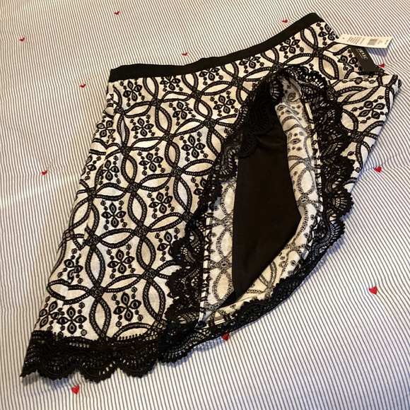 βοΈ 2X Host Pick βοΈ NWT - Isaac Mizrahi Black White Scalloped Lace Skirt Sz M* - Picture 12 of 12